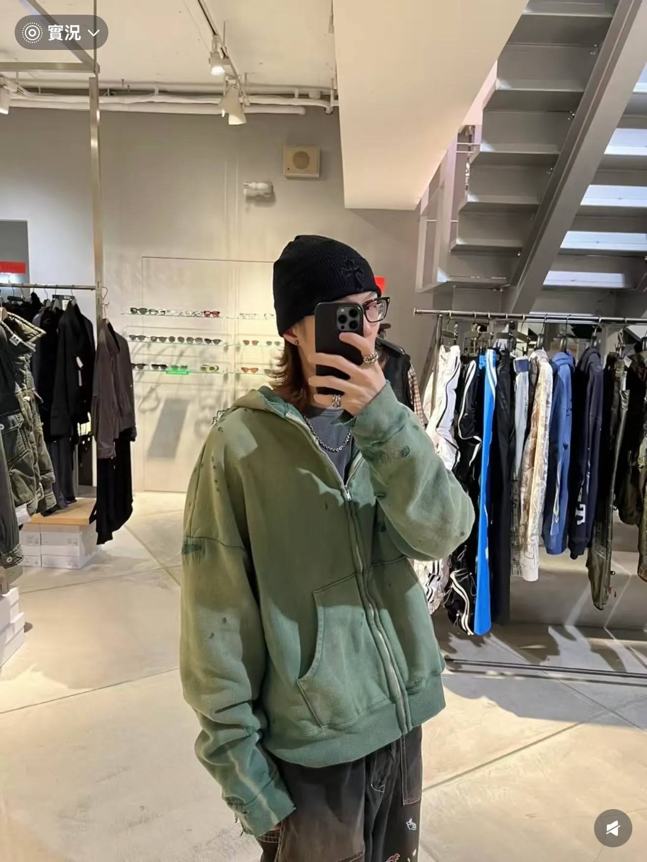 SAINT Mxxxxxx DBL FACE ZIP UP HOODIE/GREEN Double-layer destroyed waffle zipper jacket, washed green S-XL, a style that has been used in the summer. After continuous fine polishing, it has finally been shipped. The finished product is simply a work of art. Super heavy washing and distressing. Multiple water fades. Excessive hand-made wormhole destruction processing. Deconstruction and reorganization embroidery technology. Custom-made zippers with LOGO. The color details of the zipper webbing are also correct. Original grade fruit main label and wash water label. Top purchasing grade. A layer of waffle fabric is added to the inner lining to make the overall texture stronger and increase the comfort and warmth of the wearer.